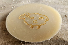 Laden Sie das Bild in den Galerie-Viewer, Lammfromm