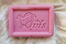 Laden Sie das Bild in den Galerie-Viewer, Schafmilchseife Himbeer Spritz