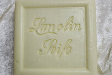 Laden Sie das Bild in den Galerie-Viewer, Lanolinseife englische Landbirne