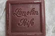 Laden Sie das Bild in den Galerie-Viewer, Lanolinseife japanische Pflaume