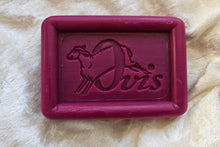 Laden Sie das Bild in den Galerie-Viewer, Schafmilchseife Waldbeere