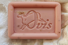 Laden Sie das Bild in den Galerie-Viewer, Schafmilchseife Rose Lavendel