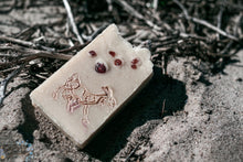 Laden Sie das Bild in den Galerie-Viewer, Bernsteinziege