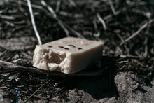 Laden Sie das Bild in den Galerie-Viewer, Bernsteinziege