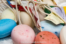 Laden Sie das Bild in den Galerie-Viewer, Kordelseife Englische Rose