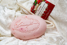 Laden Sie das Bild in den Galerie-Viewer, Kordelseife Erdbeere Rhabarber