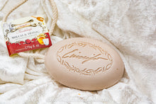 Laden Sie das Bild in den Galerie-Viewer, Kordelseife Milch & Honig