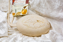 Laden Sie das Bild in den Galerie-Viewer, Kordelseife Milch & Honig