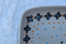 Laden Sie das Bild in den Galerie-Viewer, Seifenschale, eckig Blumenrand
