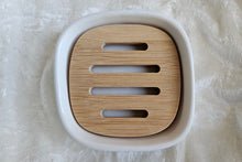 Laden Sie das Bild in den Galerie-Viewer, Seifenschale mit Bambuseinlage, quadratisch
