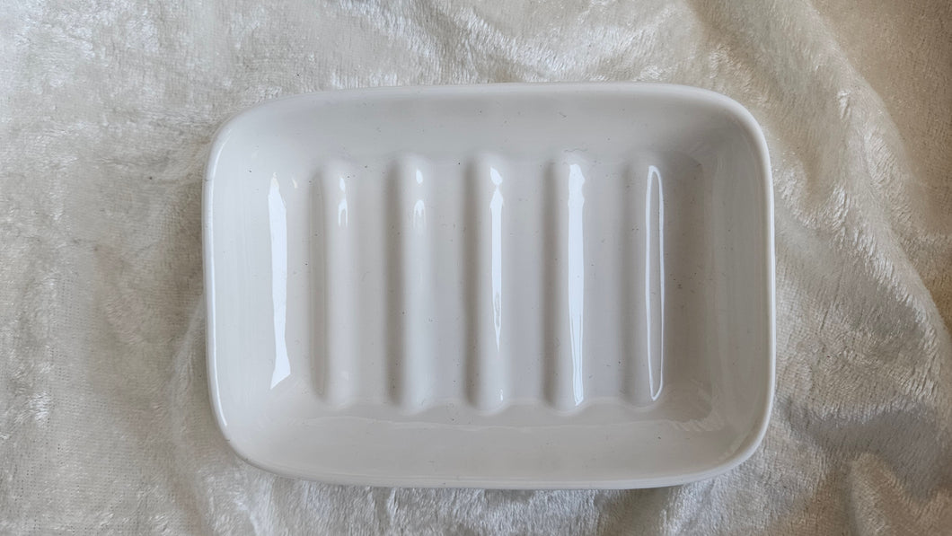 Seifenschale, weiß mit Rillen