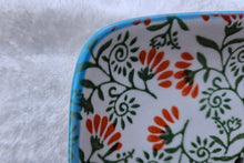 Laden Sie das Bild in den Galerie-Viewer, Seifenschale, blumig blauer Rand
