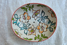 Laden Sie das Bild in den Galerie-Viewer, Seifenschale, Blume oranger Rand
