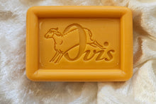 Laden Sie das Bild in den Galerie-Viewer, Schafmilchseife Kurkuma Honig
