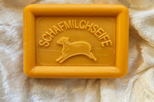 Laden Sie das Bild in den Galerie-Viewer, Schafmilchseife Kurkuma Honig
