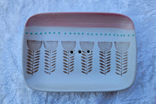 Laden Sie das Bild in den Galerie-Viewer, Seifenschale, blumig Rosa
