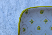 Laden Sie das Bild in den Galerie-Viewer, Seifenschale, Blume gelber Rand
