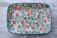 Laden Sie das Bild in den Galerie-Viewer, Seifenschale, blumig blauer Rand
