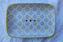 Laden Sie das Bild in den Galerie-Viewer, Seifenschale, Blume grau
