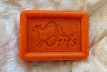 Laden Sie das Bild in den Galerie-Viewer, Schafmilchseife Sanddorn
