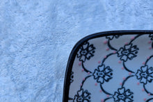 Laden Sie das Bild in den Galerie-Viewer, Seifenschale, blumig grauer Rand
