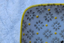 Laden Sie das Bild in den Galerie-Viewer, Seifenschale, Blume grau
