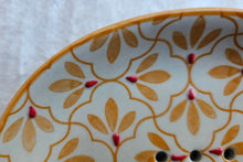 Laden Sie das Bild in den Galerie-Viewer, Seifenschale, blumig oranger Rand
